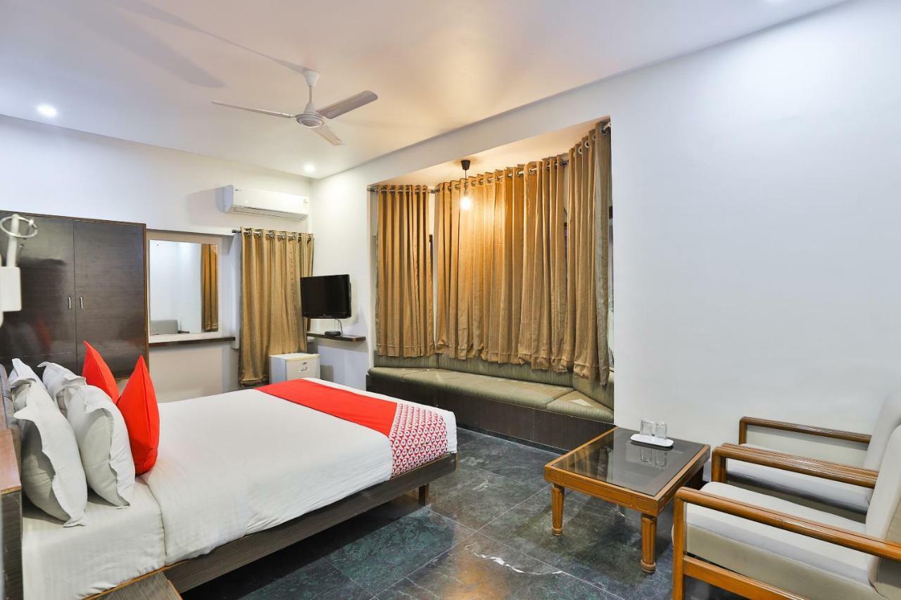 Hotel Chicago Ahmedabad Extérieur photo