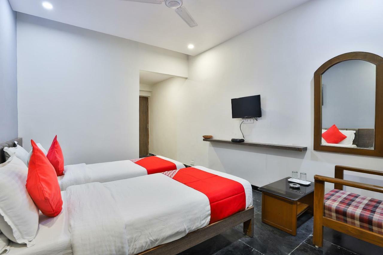 Hotel Chicago Ahmedabad Extérieur photo